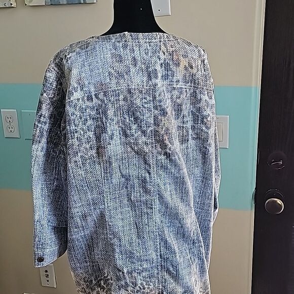 Chicos embellished lightweight snap front top size 3 - Picture 7 of 12